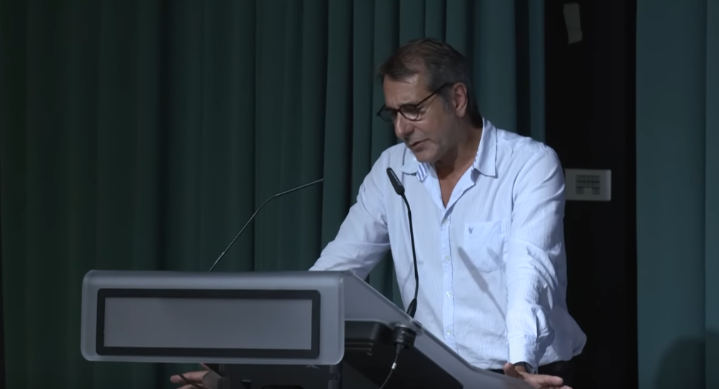 François Collin, directeur de la transition écologique à l'école HEC, faisant l'introduction de la conférence de Philippe Bihouix